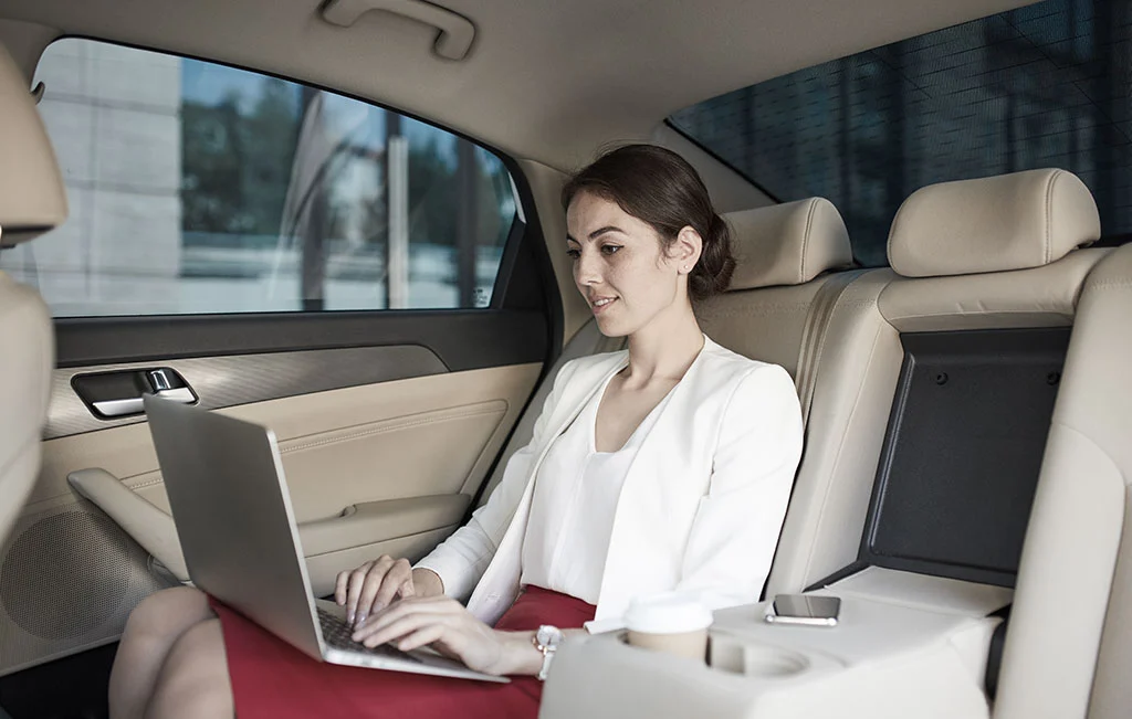 Airport transfer client working while on the road